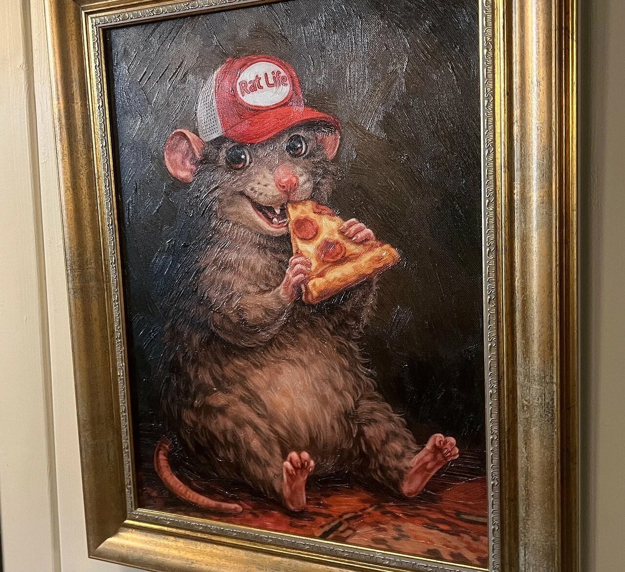 Портрет крысы с пиццей в интерьере Rusty Rat Pizza