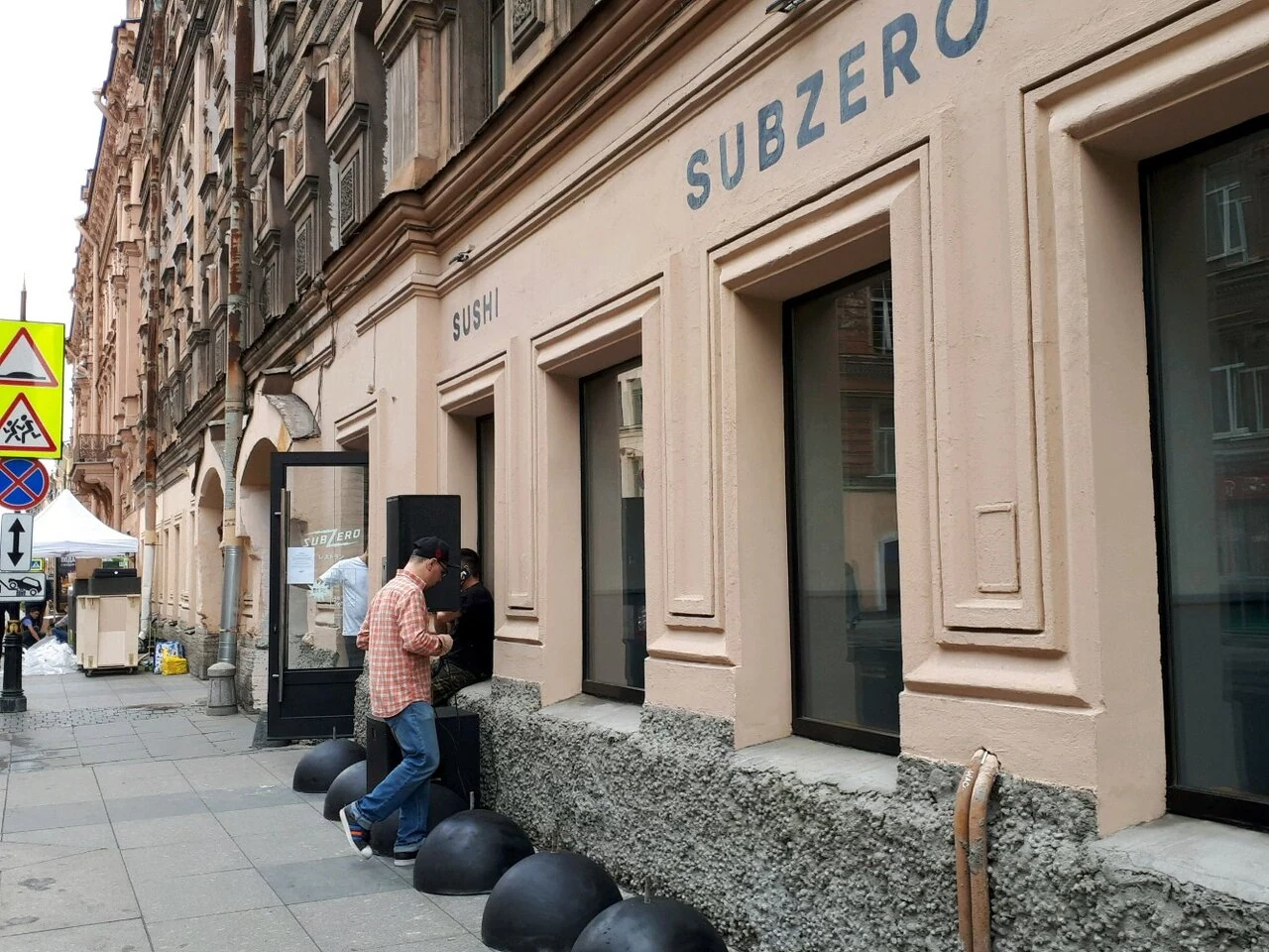 Вход в Subzero на Рубинштейна, 38