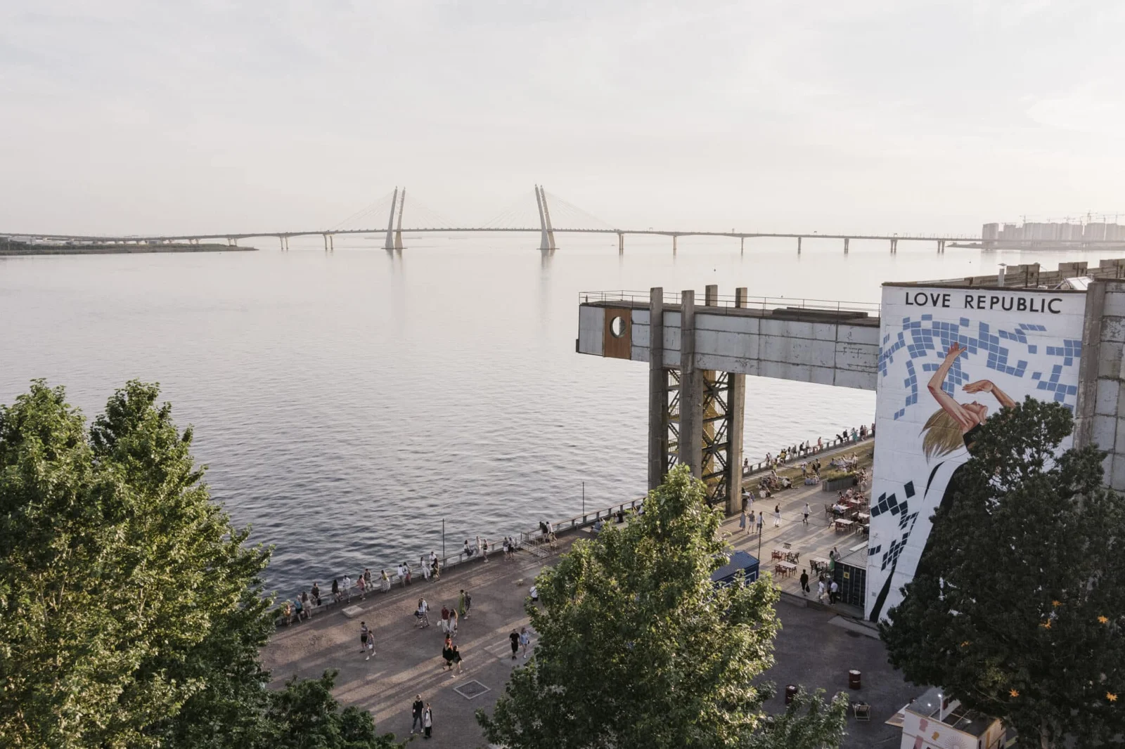 Вода, мост и берег Севкабель Порта